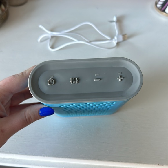WATERPROOF BLUETOOTH SPEAKER - Picture 2 of 5